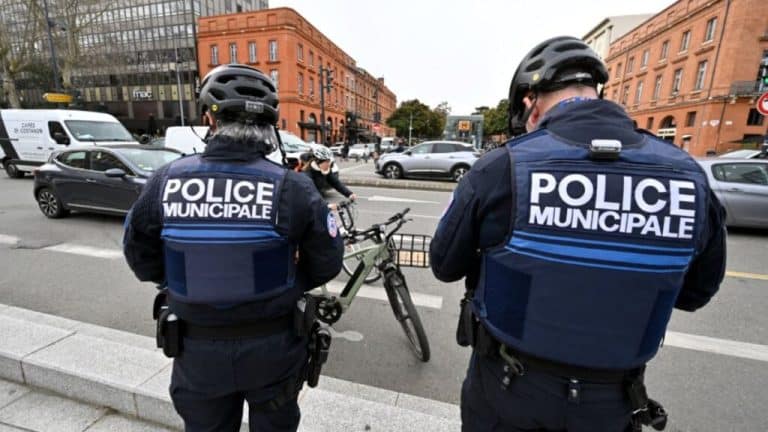 Municipales 2026 : armes blanches, contrôles d’identité, drones… faut-il étendre les pouvoirs de la police municipale à Toulouse ?