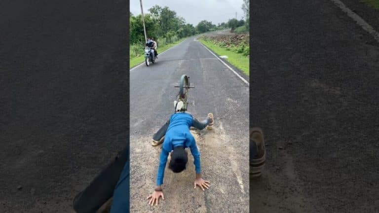 (nids-de-poules): 🇮🇳🚫Accidentally Gadda😔, Teamfeld ,Humanity is still alive 🙏👍 #help  #roadsafety #viralshorts|nids-de-poules,🇮🇳🚫Accidentally Gadda😔, Teamfeld ,Humanity is still alive 🙏👍 #help  #roadsafety #viralshorts